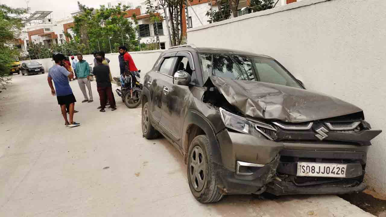 Golconda | రాంగ్‌ రూట్‌లో దూసుకొచ్చి బైకును ఢీకొట్టిన కారు.. చిన్నారి మృతి