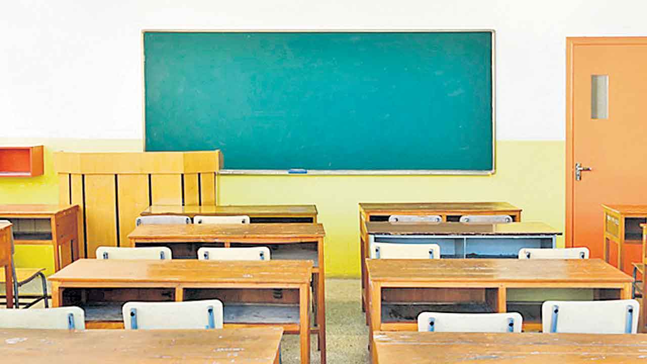 గుజరాత్లో టీచర్ల మిస్సింగ్!