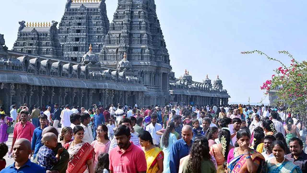 Yadagirigutta | యాదగిరిగుట్టలో కొనసాగుతున్న భక్తుల రద్దీ