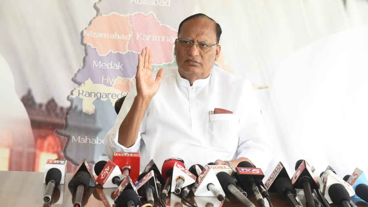 నిధులు ఇచ్చి ప్రాజెక్టులను పూర్తి చేయాలి