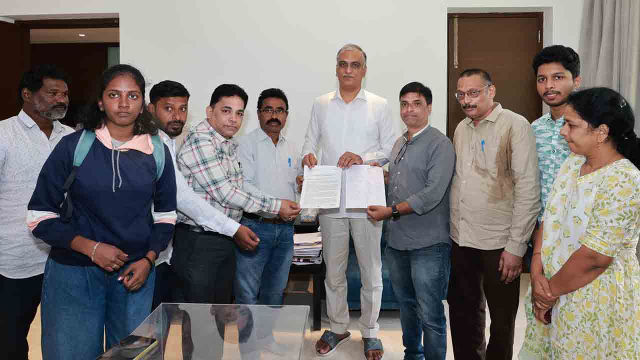 Harish Rao | స్థానికతపై ప్రభుత్వంపై ఒత్తిడి తీసుకురండి.. హరీశ్‌రావుకు జీవో 33 బాధిత విద్యార్థుల తల్లిదండ్రుల విజ్ఞప్తి