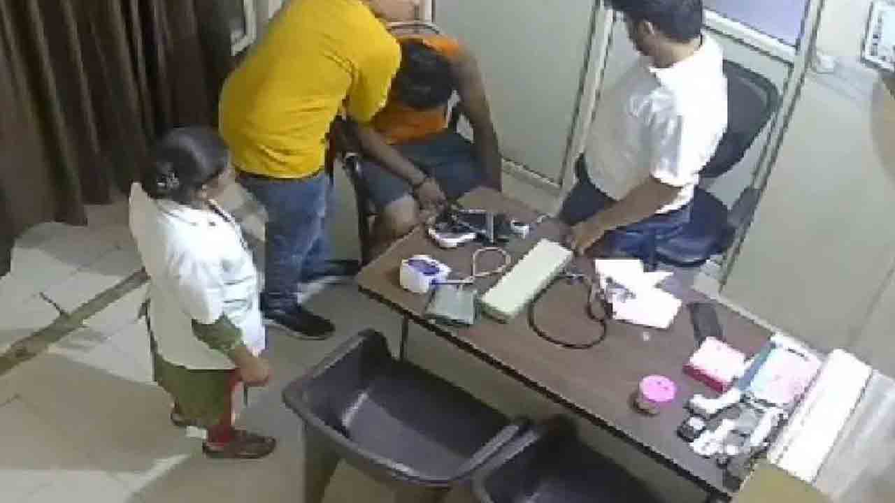 Indore | డాక్టర్‌ చెక్‌ చేస్తుండగానే.. గుండెపోటుతో కుప్పకూలిన వ్యక్తి.. షాకింగ్‌ వీడియో