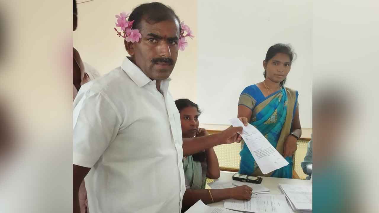 Innovative protest | చెవిలో పూలు పెట్టుకొని రైతు వినూత్న నిరసన.. ఎందుకంటే?