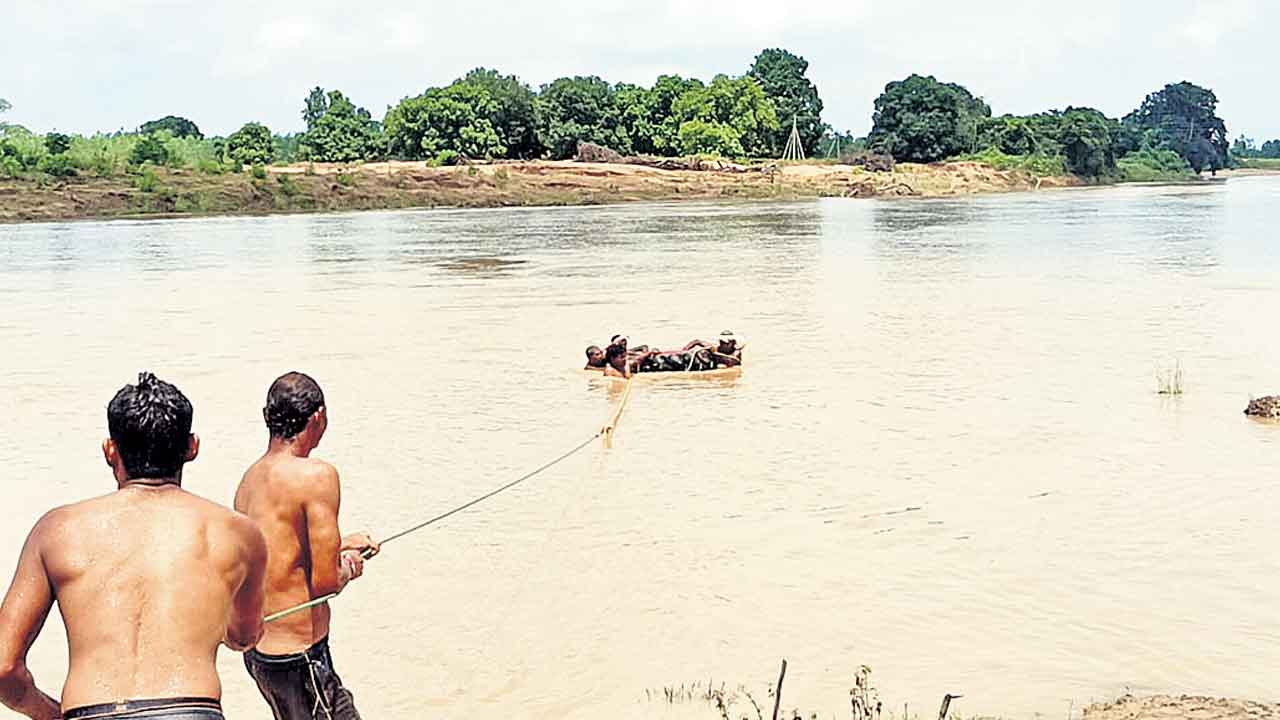 Jampanna Vagu | టైర్‌ ఉంటేనే వాగు దాటేది.. జనాలకు తప్పని ఇబ్బందులు