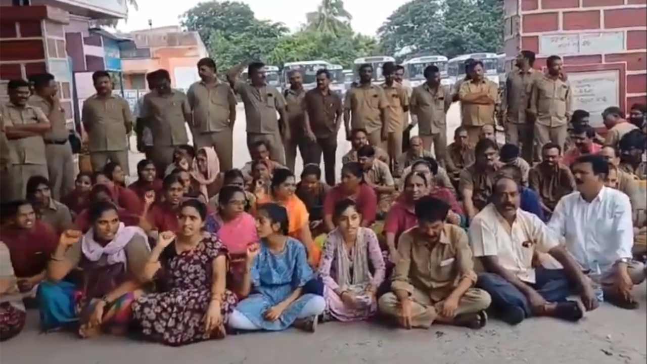 Telangana | కండక్టర్‌ సస్పెండ్‌.. జనగామ డిపో ముందు ఆర్టీసీ సిబ్బంది ధర్నా
