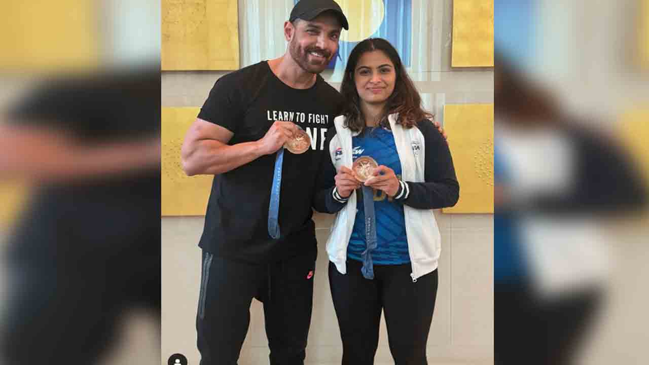 Manu Bhaker | మ‌ను బాక‌ర్ ఒలింపిక్ మెడ‌ల్‌ను ప‌ట్టుకున్న‌ జాన్ అబ్రహం.. నెటిజన్స్‌ దారుణ ట్రోల్స్!