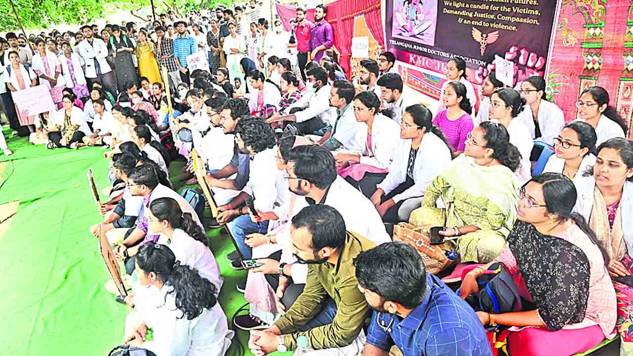 విధులు బహిష్కరించి జూడాల నిరసన