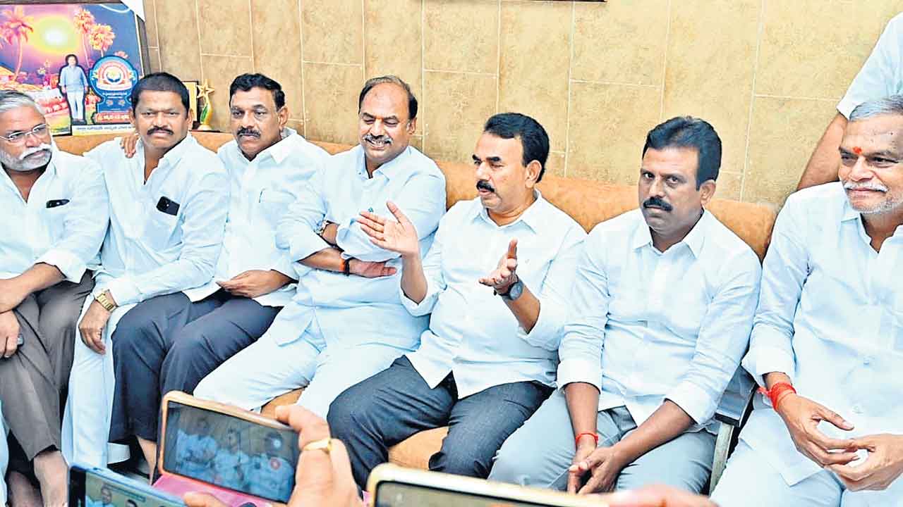 గద్వాల ఎమ్మెల్యే బండ్ల కాంగ్రెస్‌ను వీడలేదు