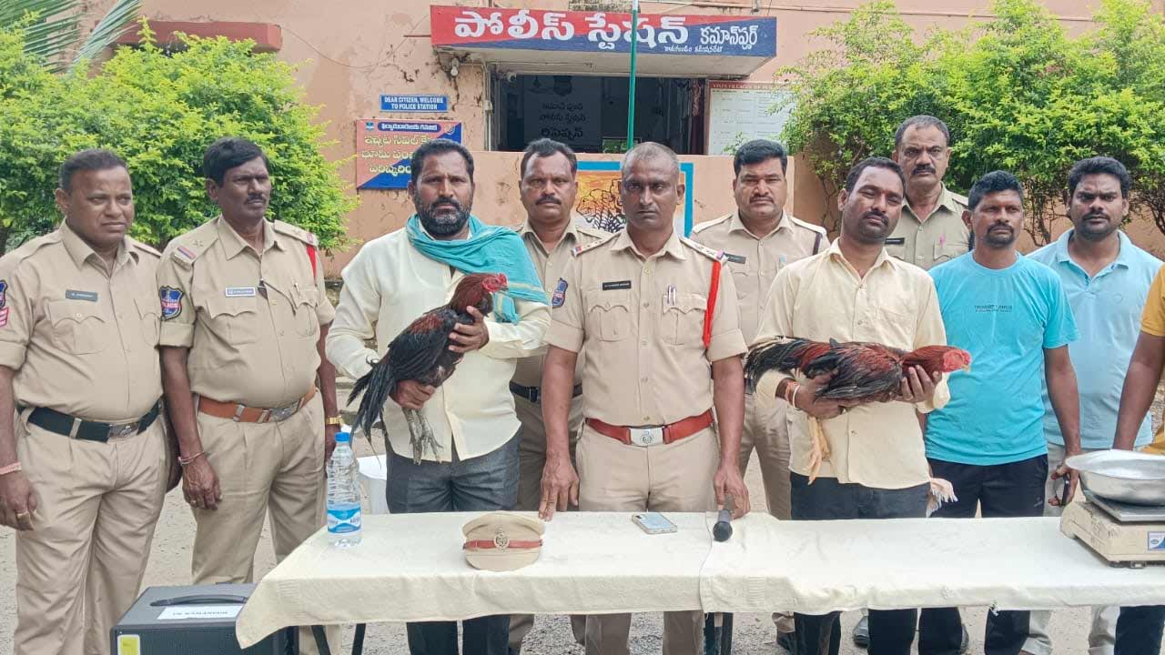 Telangana | పోలీస్‌ స్టేషన్‌లో పందెం కోళ్ల వేలంపాట.. చూసేందుకు ఎగబడ్డ స్థానికులు