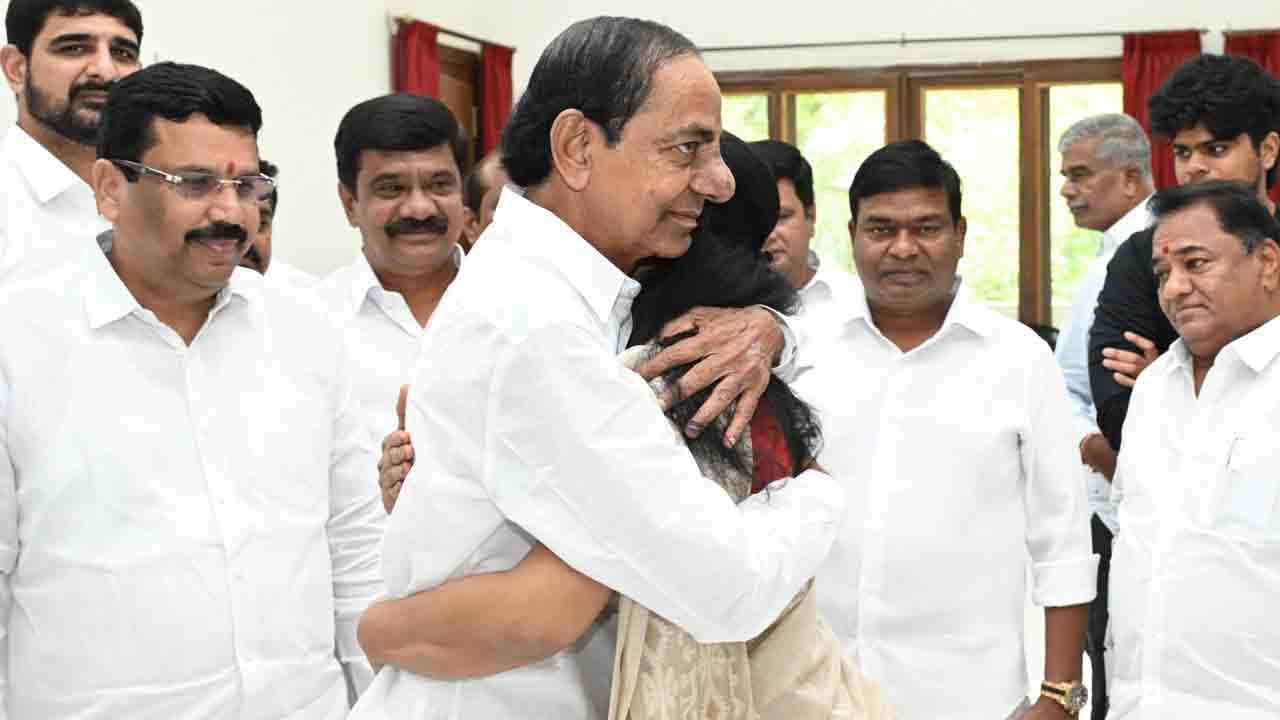 KCR | క‌విత‌ను చూడగానే భావోద్వేగానికి లోనైన కేసీఆర్
