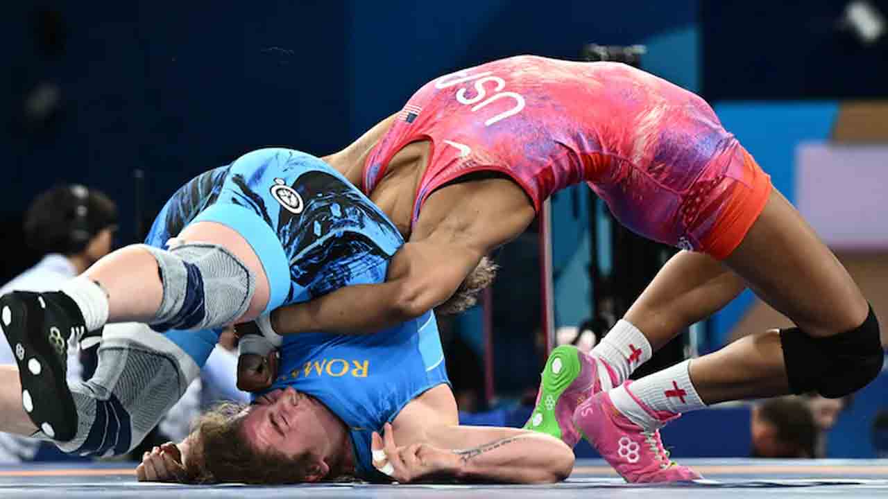 Paris Olympics 2024 | అమాంతం ఎత్తిప‌డేసిన ప్ర‌త్య‌ర్థి.. మ‌హిళా రెజ్ల‌ర్‌ మెడ‌కు తీవ్ర‌గాయం