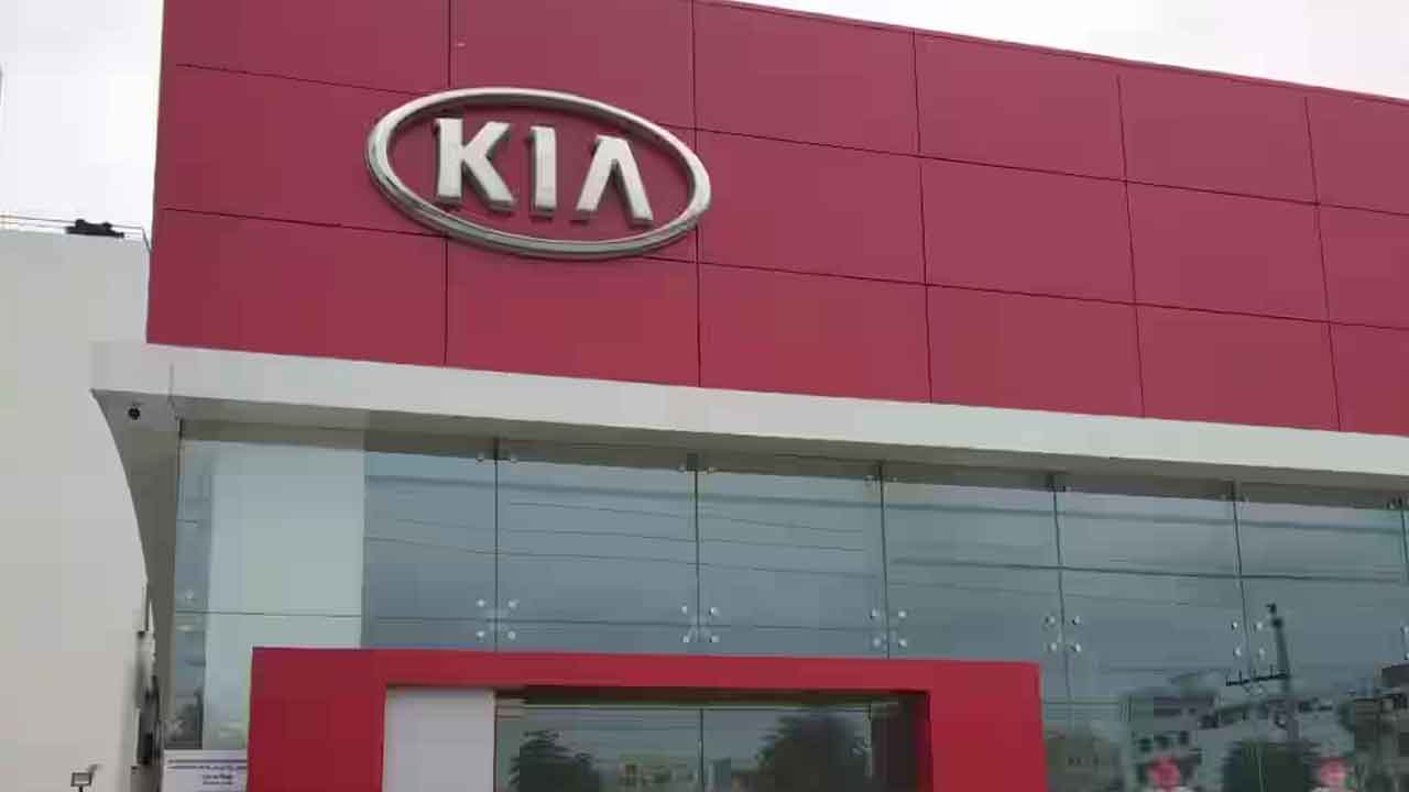కియా షోరూంలో చోరీ