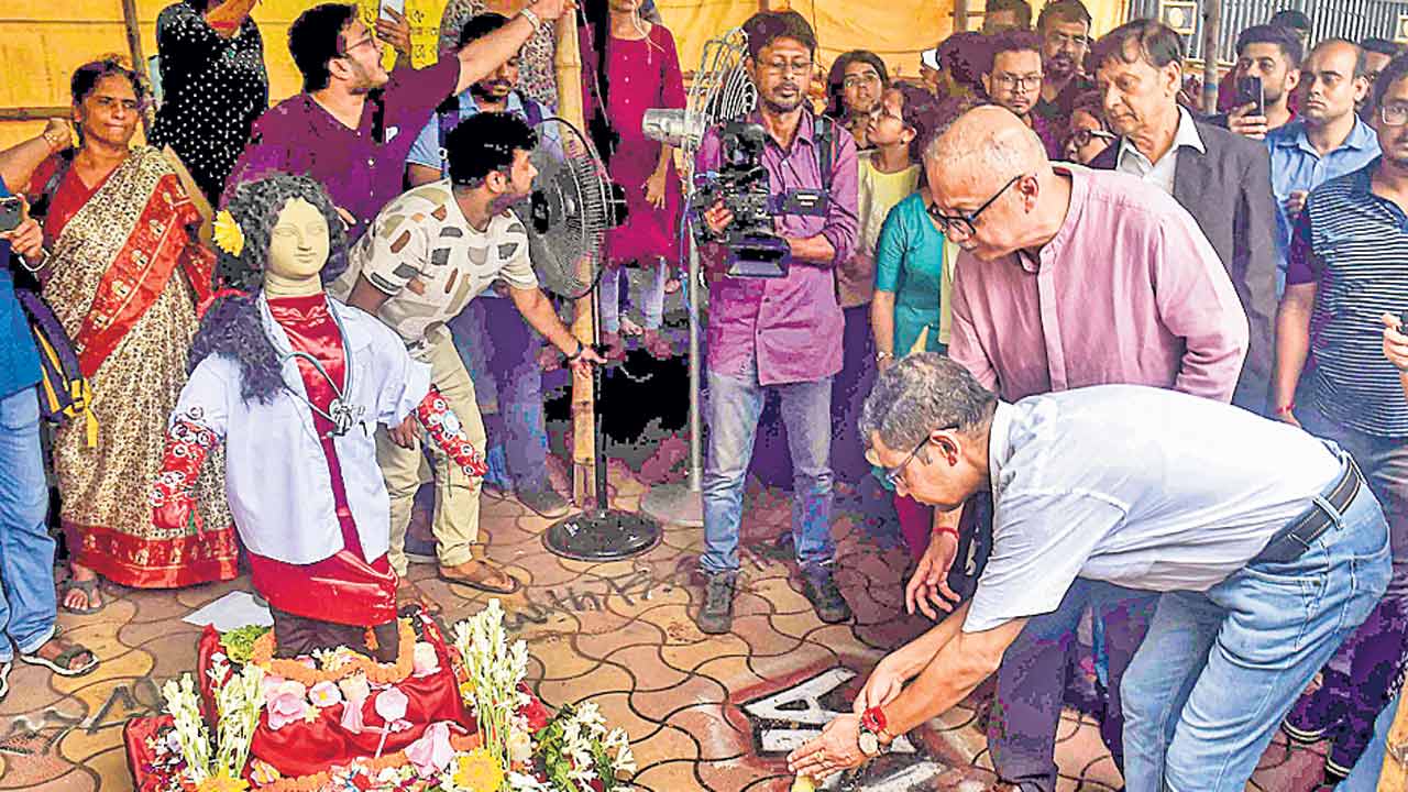 Kolkata Doctor Case | ఆమె డైరీలో చిరిగిన పేజీ.. కోల్కతా ట్రైనీ డాక్టర్ హత్యాచార ఘటనలో మరో కోణం