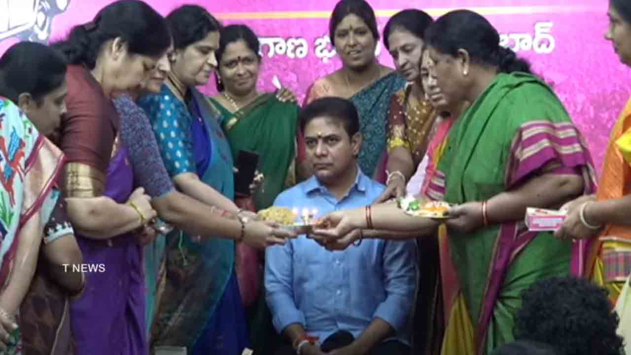 KTR | తెలంగాణ భవన్‌లో రాఖీ సంబురాలు.. కేటీఆర్‌కు రాఖీ కట్టిన మహిళా నేతలు.. వీడియో