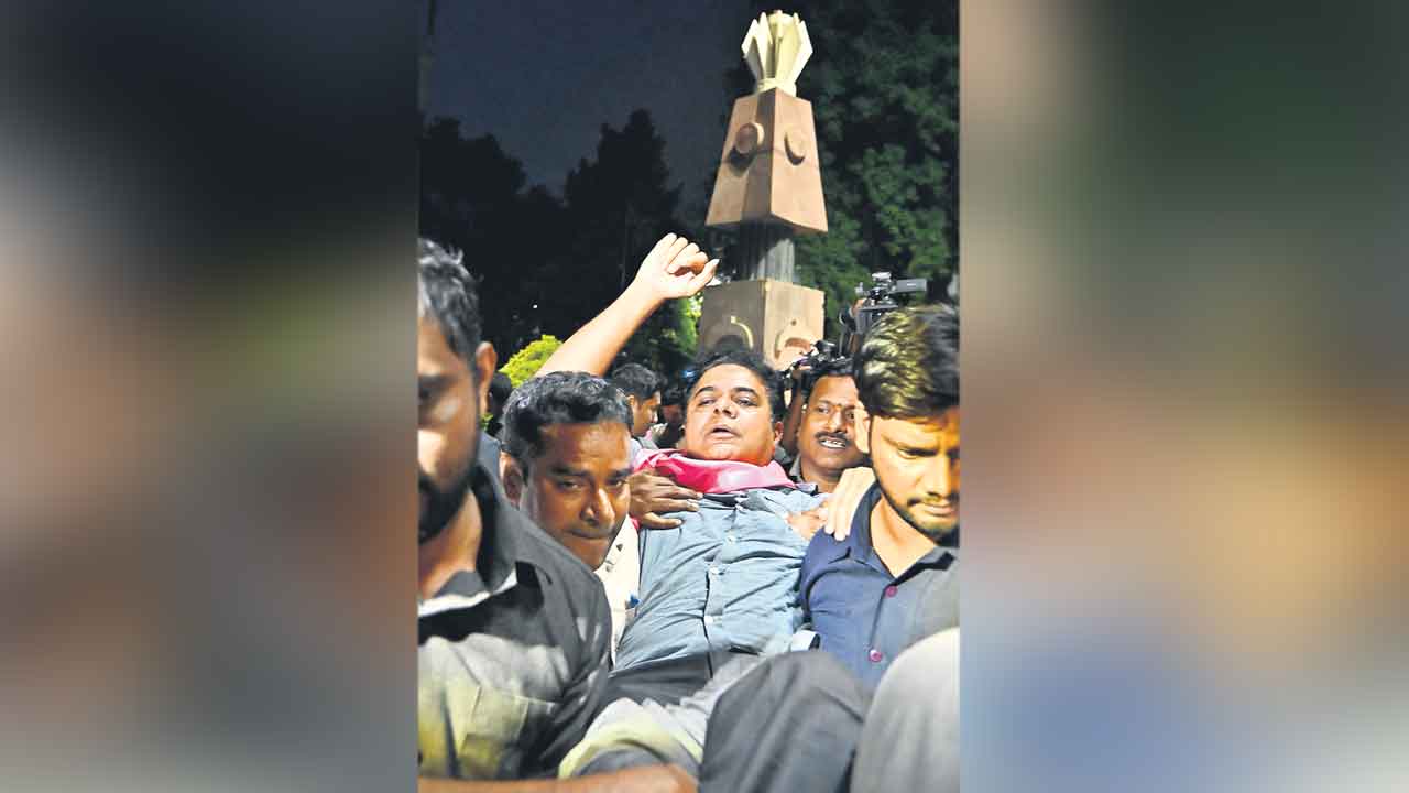 BRS | జాబ్‌ క్యాలెండర్‌ చిత్తుకాగితం.. గన్‌పార్కు వద్ద బీఆర్‌ఎస్‌ నిరసన