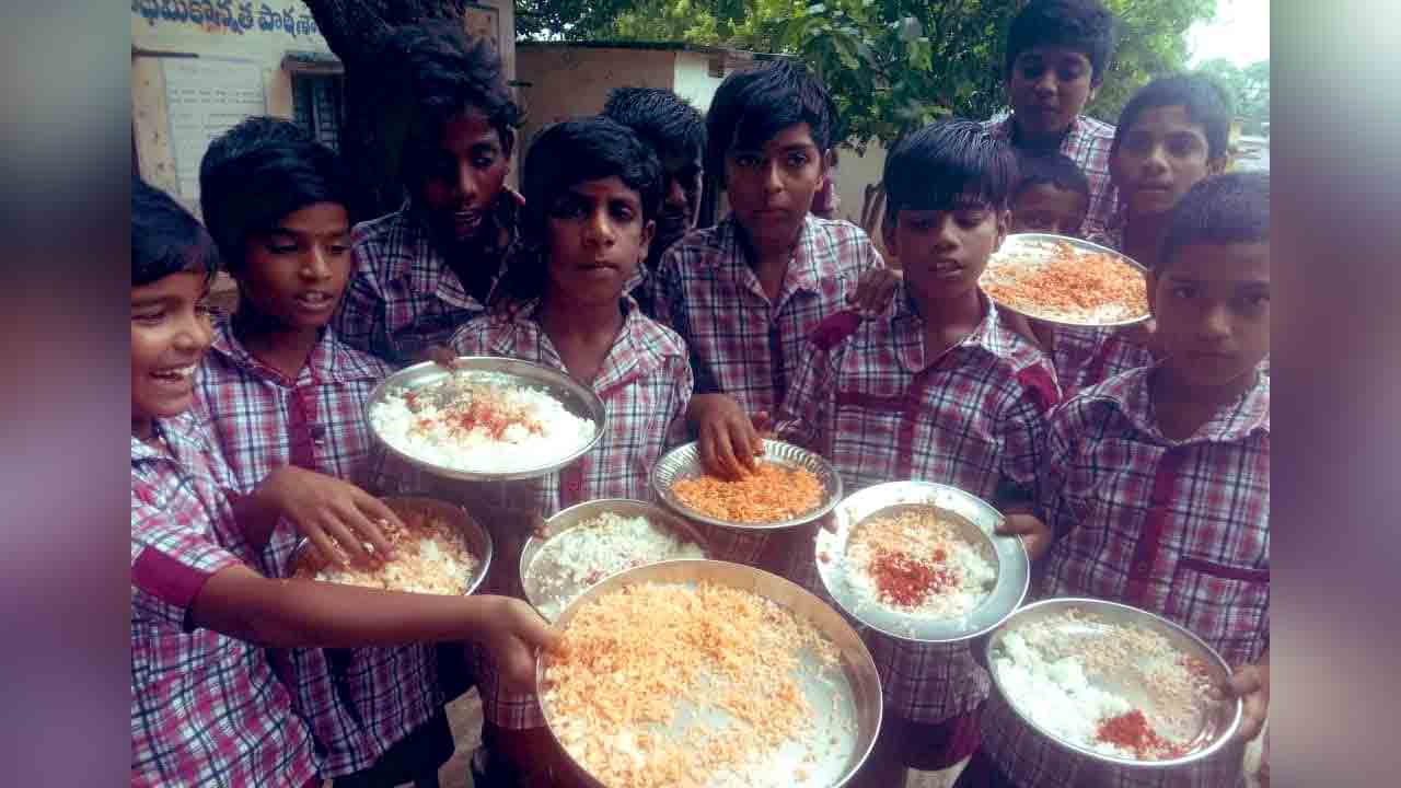 KTR | ప్ర‌భుత్వ పాఠ‌శాల‌ విద్యార్థుల‌కు గొడ్డు కారంతో భోజ‌నం.. మండిప‌డ్డ కేటీఆర్