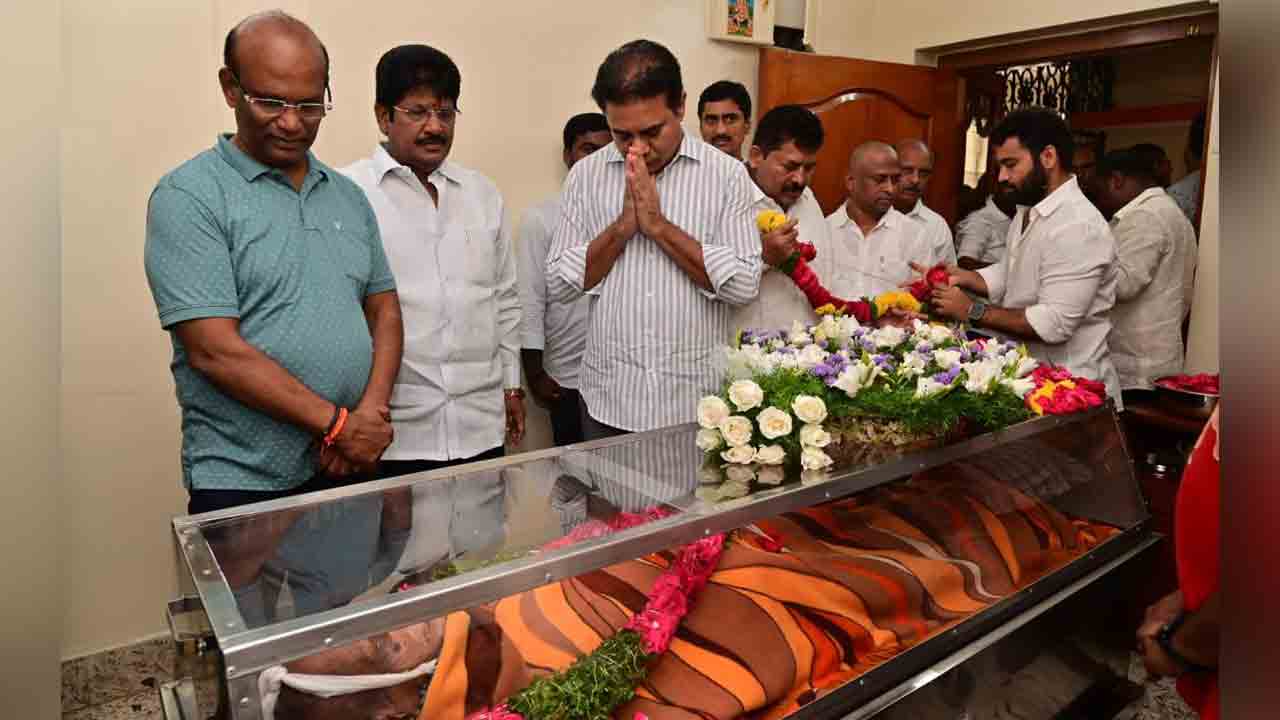 KTR | మాజీ అడ్వ‌కేట్ జ‌న‌ర‌ల్ బీఎస్ ప్ర‌సాద్ తండ్రి పార్థివ‌దేహానికి కేటీఆర్ నివాళులు