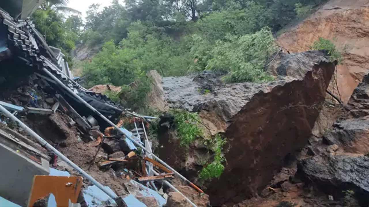 Vijayawada | విజయవాడలో కొండచరియలు విరిగి నలుగురు మృతి.. ఎక్స్‌గ్రేషియా ప్రకటించిన ఏపీ సర్కార్‌