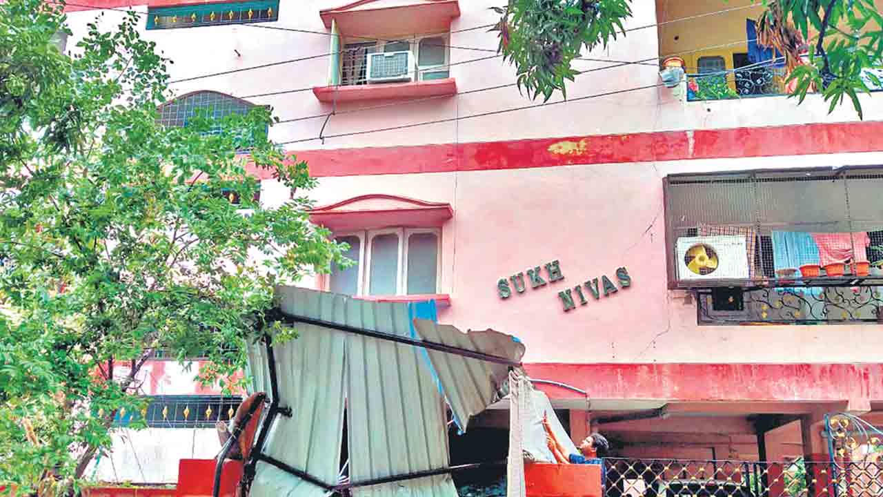 రెండు చోట్ల పిడుగులు