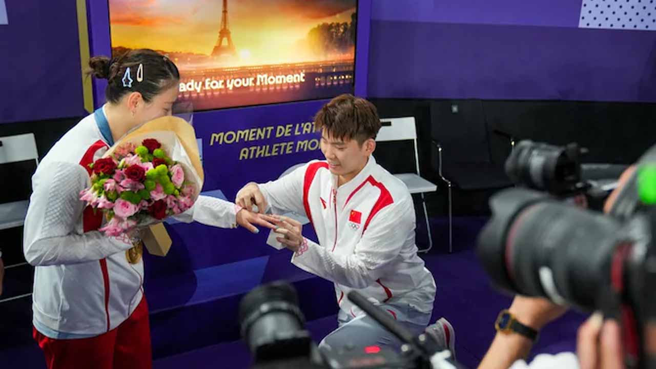 Paris Olympics: గోల్డ్ మెడ‌ల్ విన్న‌ర్‌కు.. రింగ్ తొడిగి ప్ర‌పోజ్ చేసిన చైనా షట్ల‌ర్‌.. వీడియో