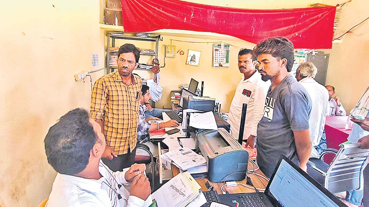 Runa Mafi | అధికారులు.. బ్యాంకర్ల నిర్లక్ష్యం ఫలితం.. రుణమాఫీ రెండో జాబితా గందరగోళమే