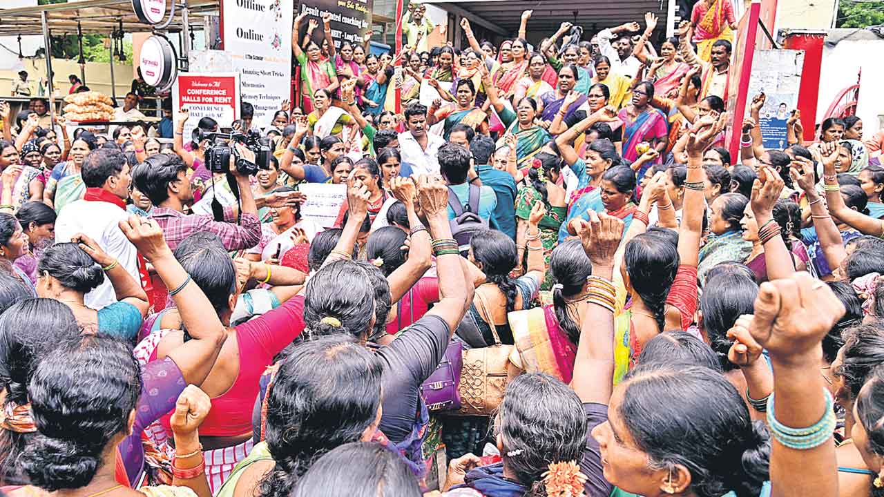 మధ్యాహ్న భోజనం కార్మికుల చలో అసెంబ్లీ