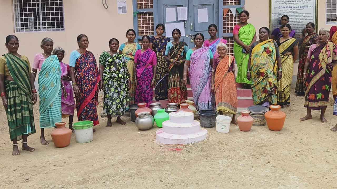 Medak | ఖాళీ బిందెలతో గ్రామ పంచాయతీ ఎదుట మహిళల నిరసన