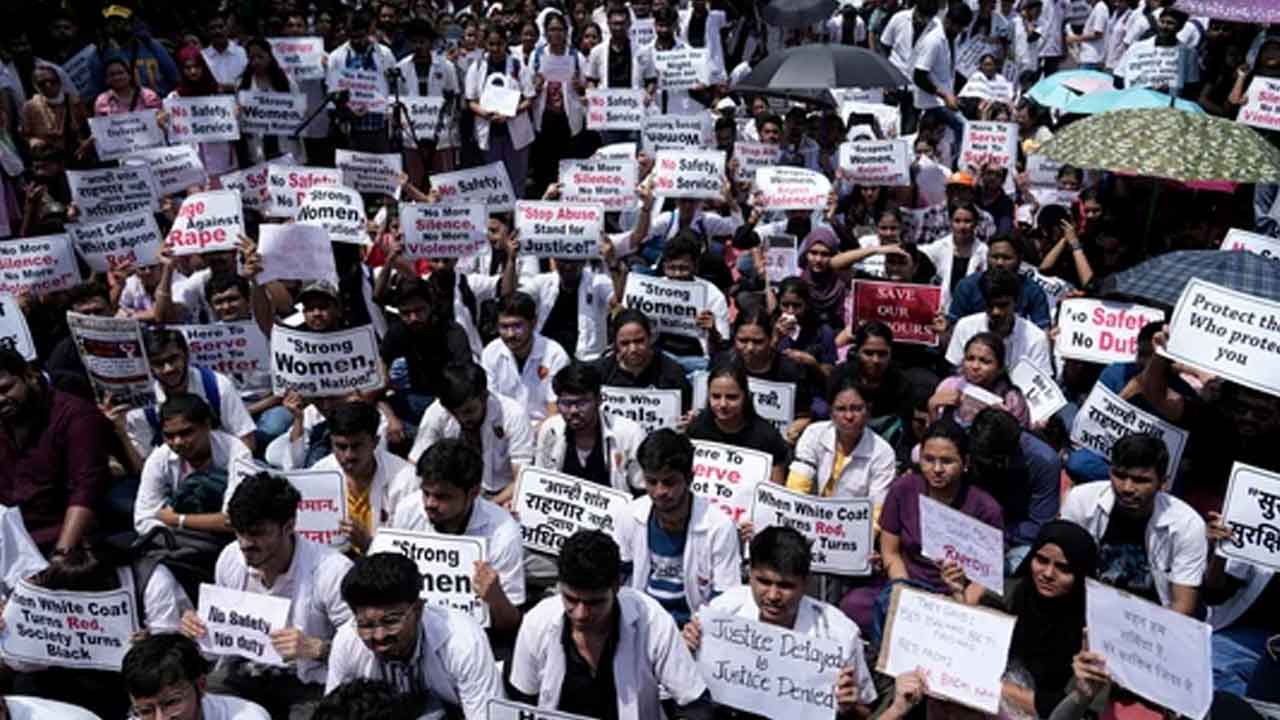 Kolkata Doctor Case | కేసీఆర్‌ ప్రభుత్వంలా మమత స్పందించాలి.. కోల్‌కతా ఘటనపై ఢిల్లీలో వైద్య విద్యార్థుల డిమాండ్‌
