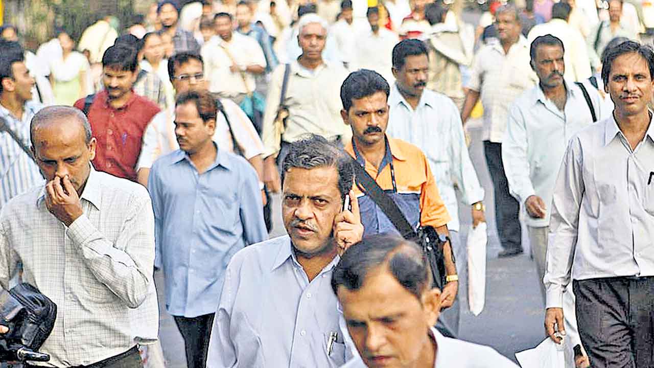 మధ్యతరగతి మందహాసం మాయం!