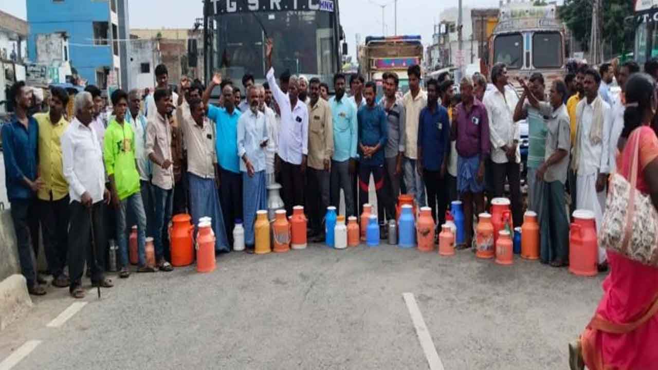 Dairy farmers | పాల బిల్లులు చెల్లించాలంటూ పాడి రైతుల ధర్నా.. భారీగా ట్రాఫిక్‌ జాం