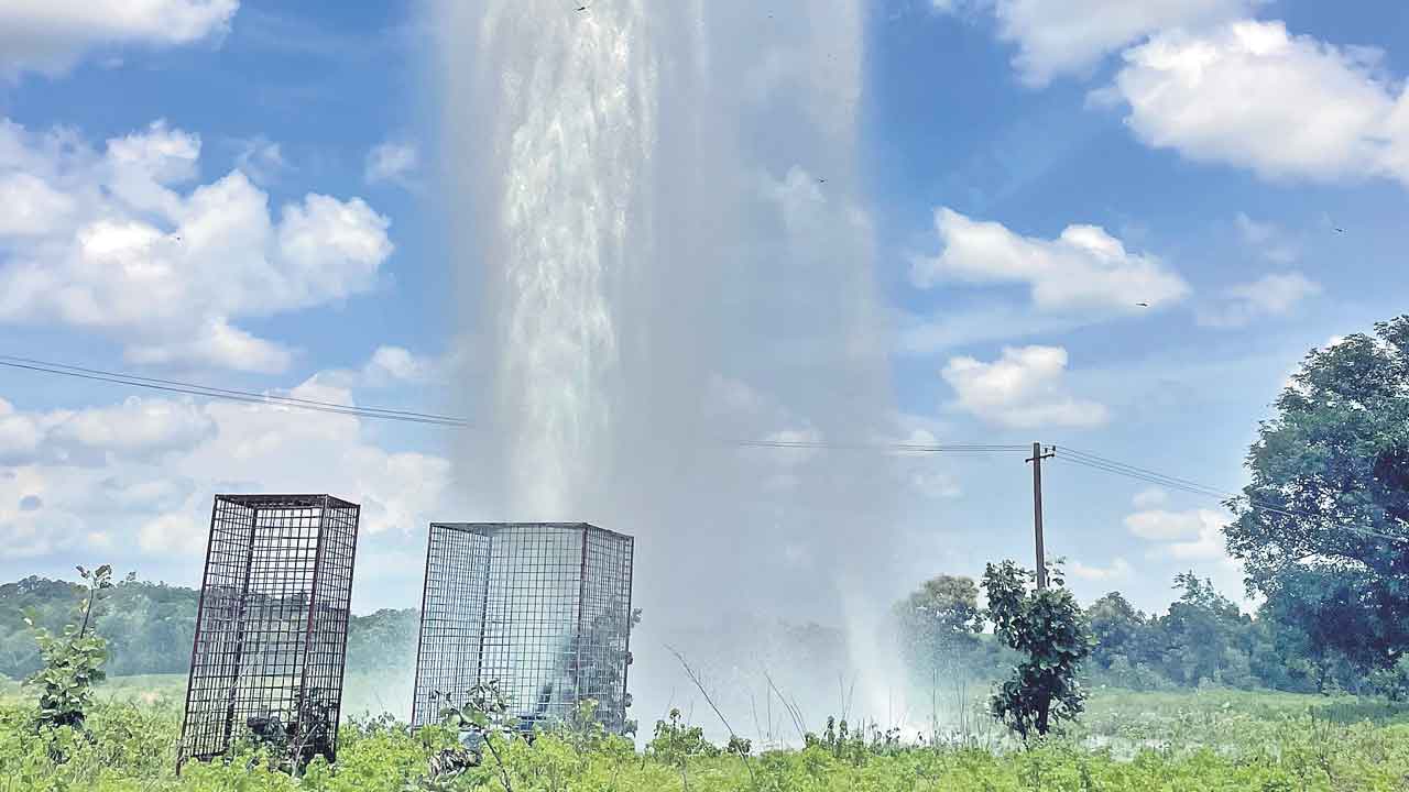 నింగిలోకి దూసుకెళ్లే రాకెట్‌ కాదు.. మిషన్‌ భగీరథ జలం