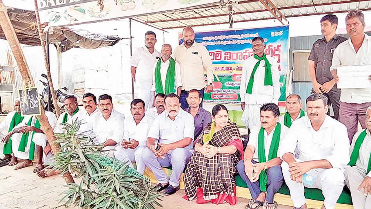 ప్రభుత్వం స్పందించకపోవడం దారుణం