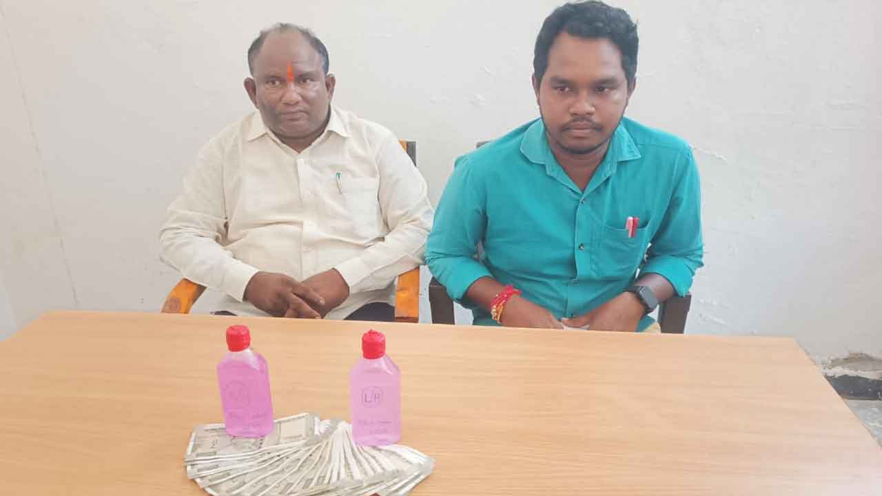 MPDO caught by ACB | లంచం తీసుకుంటూ ఏసీబీకి చిక్కిన ఆళ్లపల్లి ఎంపీడీవో