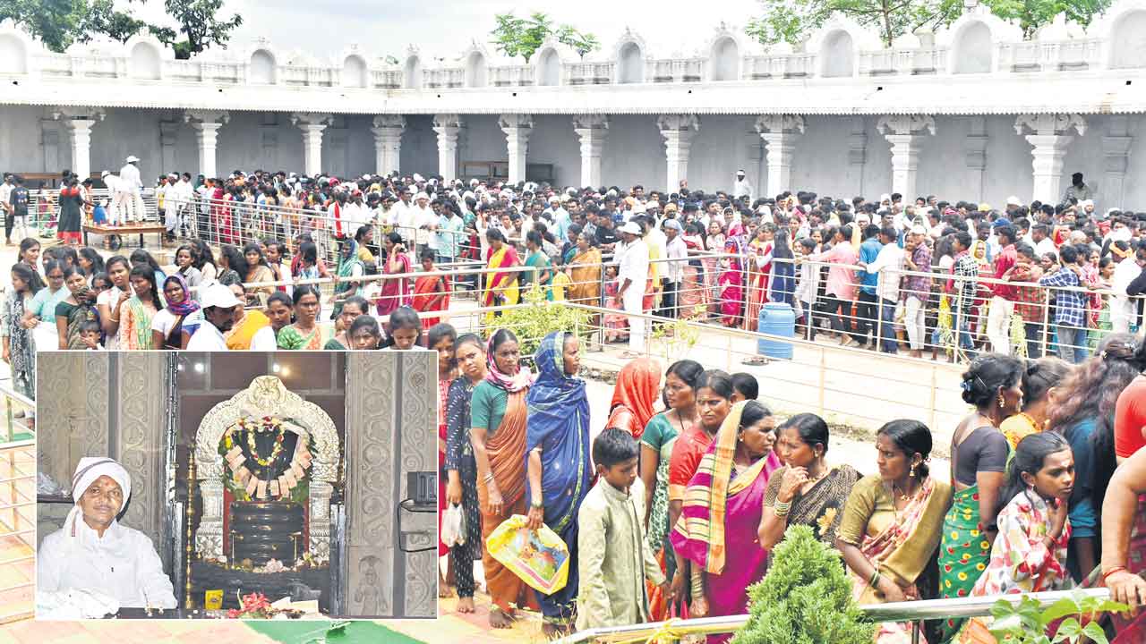 భక్తజన సంద్రంగా నాగోబా