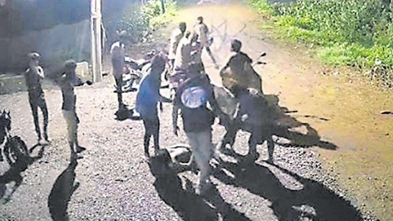 Nandhyal | దుస్తులు విప్పదీసి.. రహదారిపై ఈడ్చుకెళ్లి.. విద్యార్థులపై తాగుబోతుల దాడి