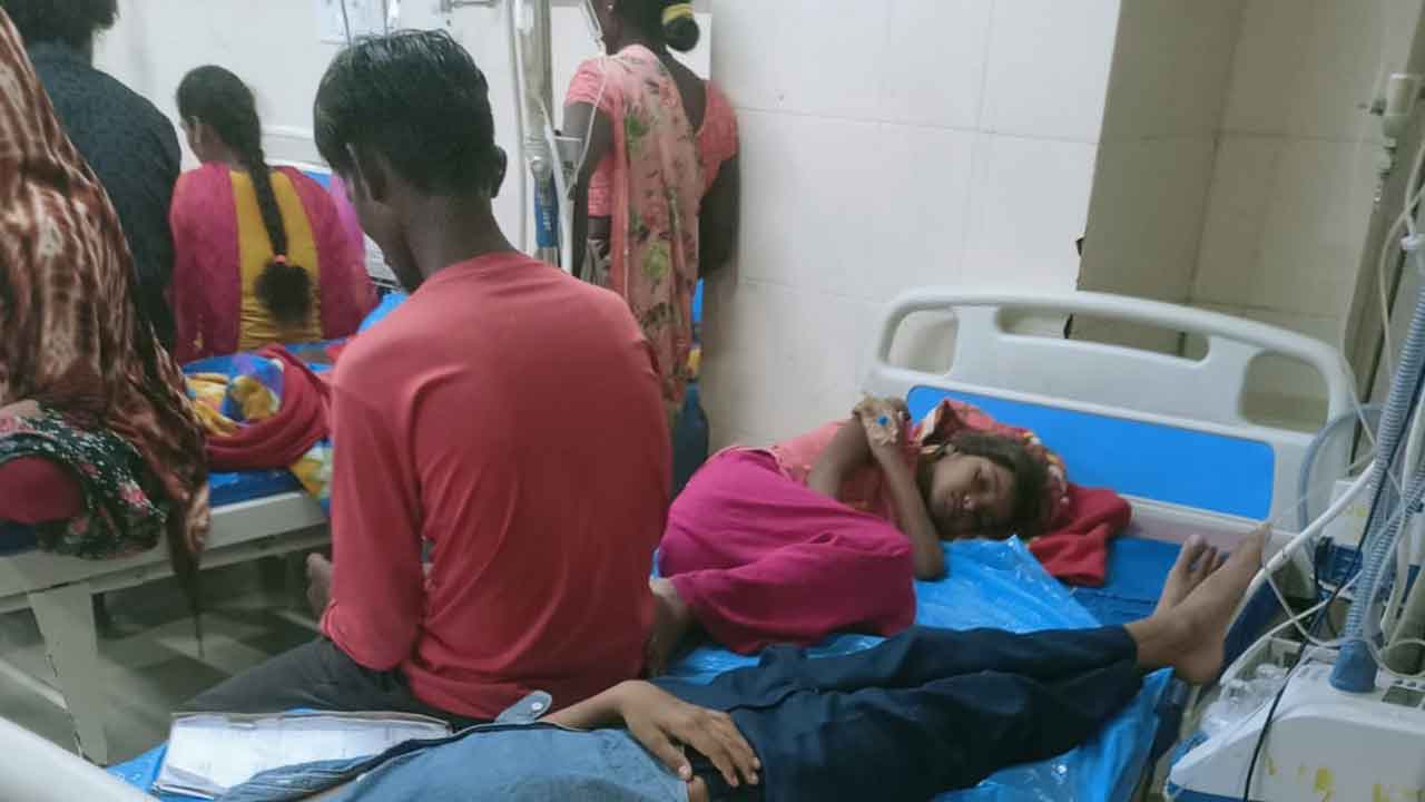 Nilofar Hospital | నీలోఫర్ హాస్పిటల్‌కు క్యూ కడుతున్న రోగులు.. ఎమర్జెన్సీ వార్డులో బెడ్లు లేక రోగుల ఇక్కట్లు