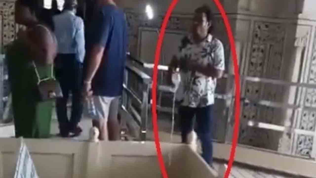 Watch: తాజ్మహల్ వద్ద గంగా జలంతో అభిషేకానికి యత్నం.. తర్వాత ఏం జరిగిందంటే?