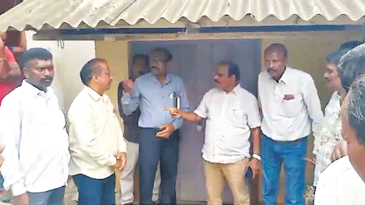 Govt Hospitals | మందులుండవు.. పరీక్షలు చేయరు.. సర్కారు వైద్యం అందనప్పుడు చావమంటరా?