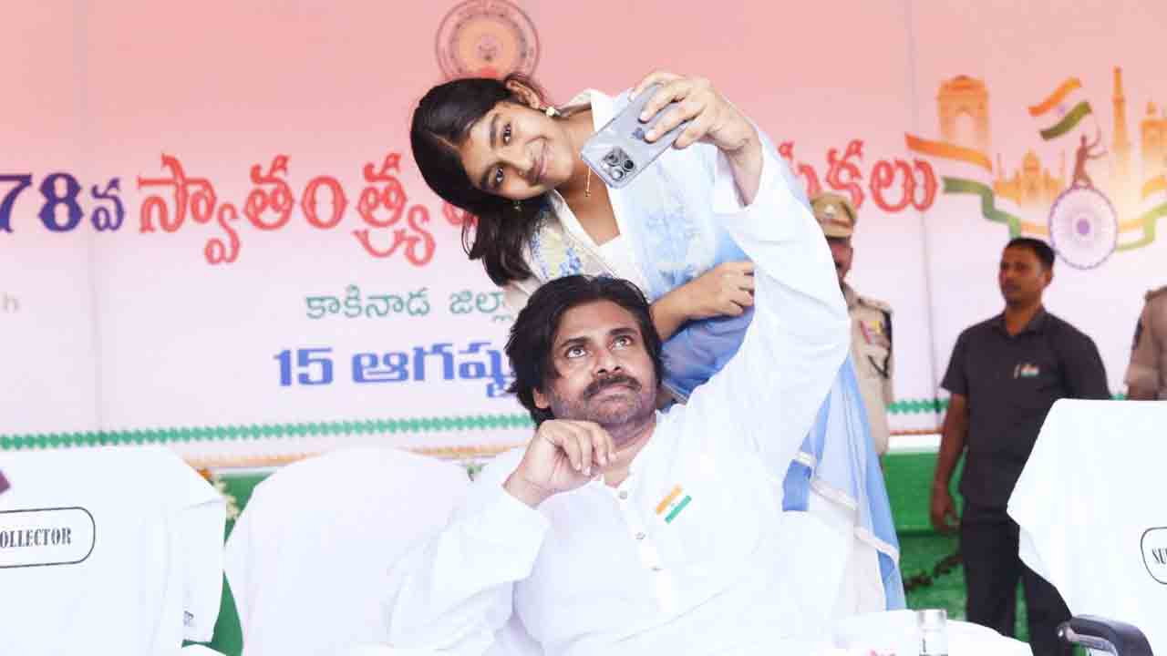 Deputy CM Pawan Kalyan | క్యూట్.. కూతురితో సెల్ఫీ దిగిన డిప్యూటీ సీఎం పవన్ కళ్యాణ్