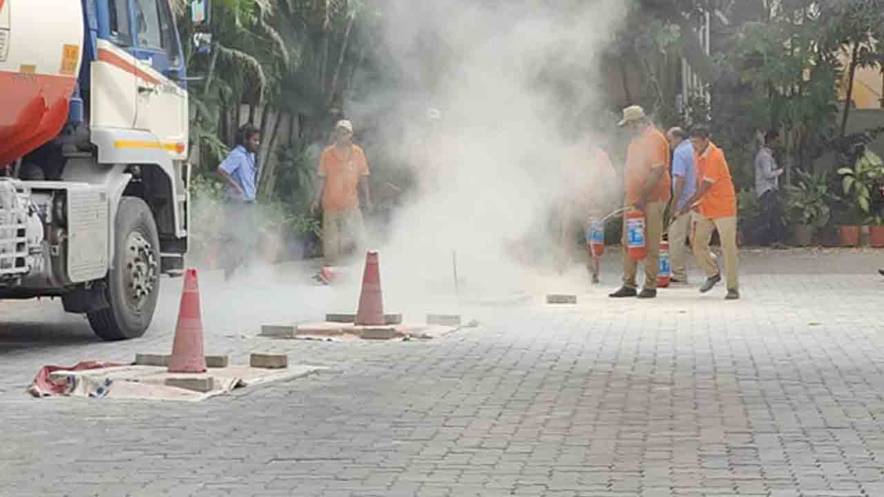 Hyderabad | ప్ర‌జా భ‌వ‌న్‌కు స‌మీపంలోని పెట్రోల్ బంక్‌లో చెల‌రేగిన మంట‌లు