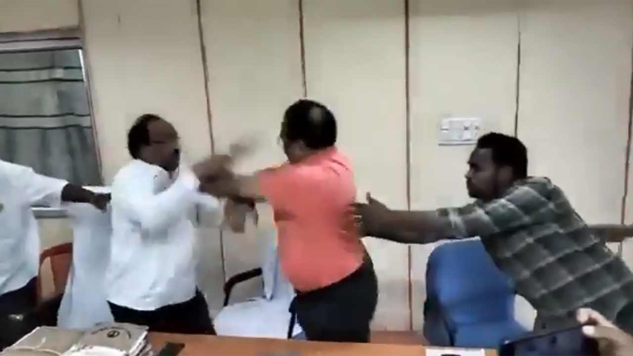 Pithapuram | పవన్‌ కల్యాణ్‌ ఇలాకాలో రసాభాస.. కౌన్సిలర్ల ముందే తన్నుకున్న ఉన్నతాధికారులు