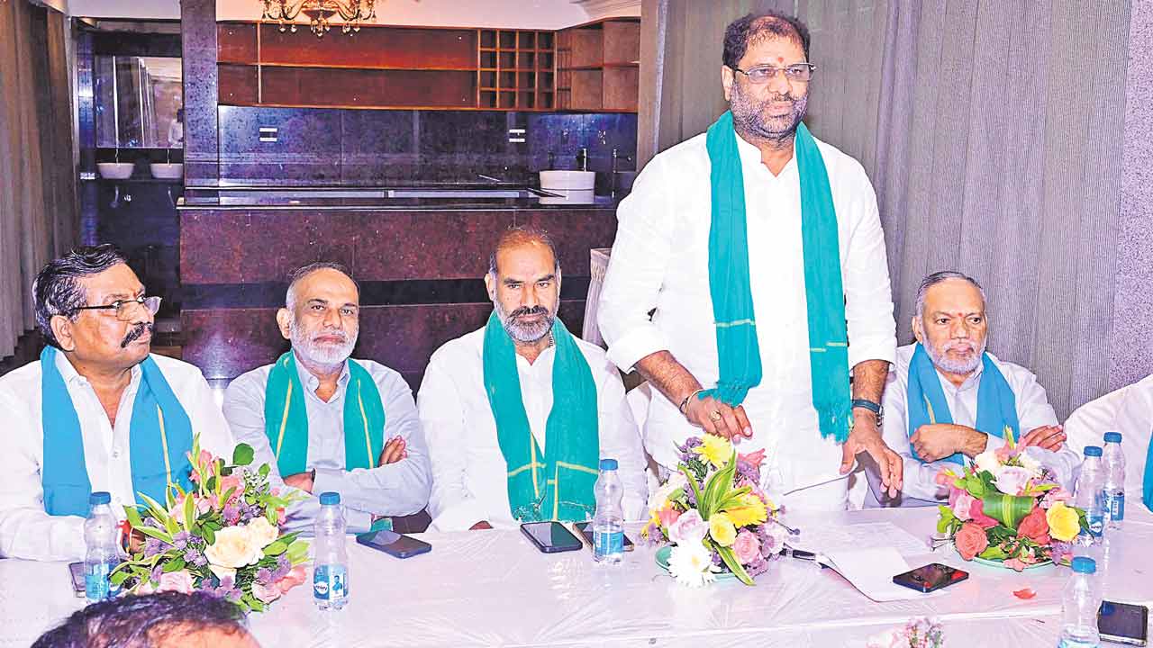 ఐకమత్యంతో హక్కులు సాధించుకోవాలి