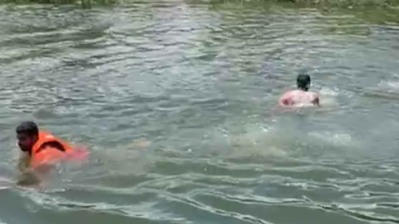 Adilabad | పొచ్చర వాగులో చేపల వేటకు వెళ్లి ముగ్గురు యువకుల గల్లంతు,ఒకరి మృతదేహం లభ్యం