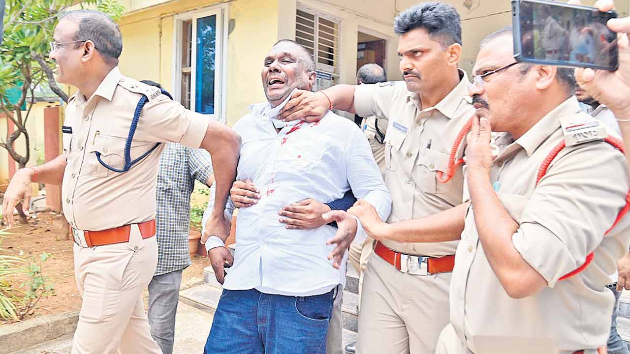 బీఆర్‌ఎస్‌ కౌన్సిలర్‌ ఆత్మహత్యాయత్నం