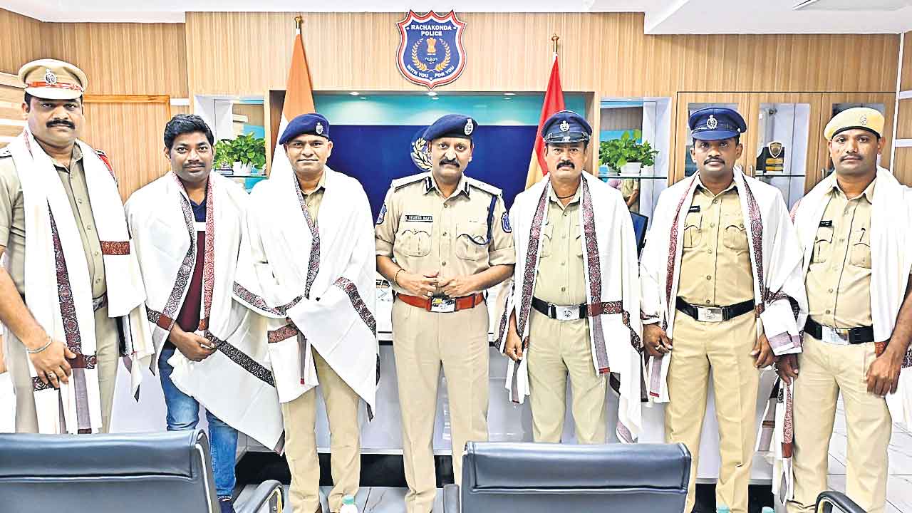 కారును అటకాయించి దారి దోపిడీ