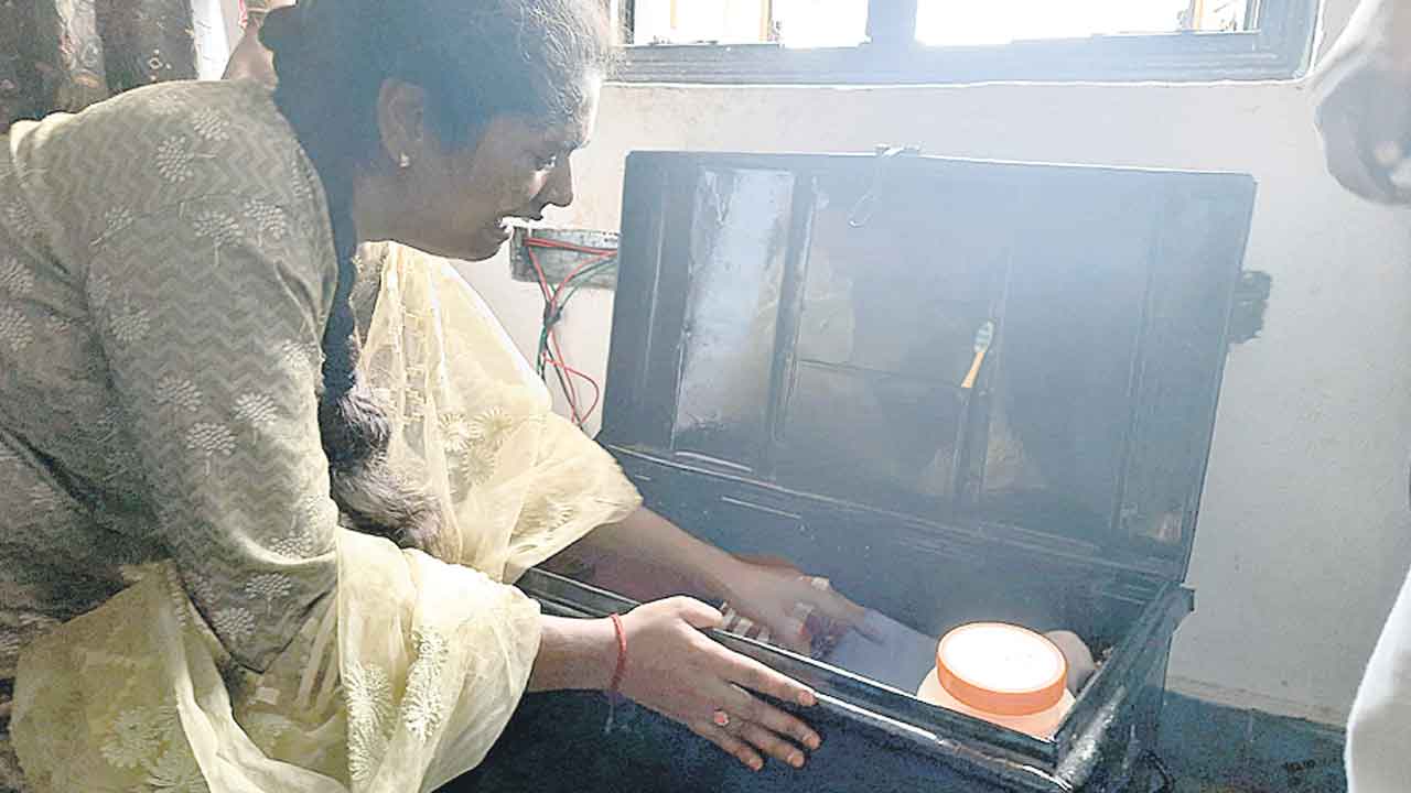 కొడుకు సందుగపై పడి తల్లడిల్లి