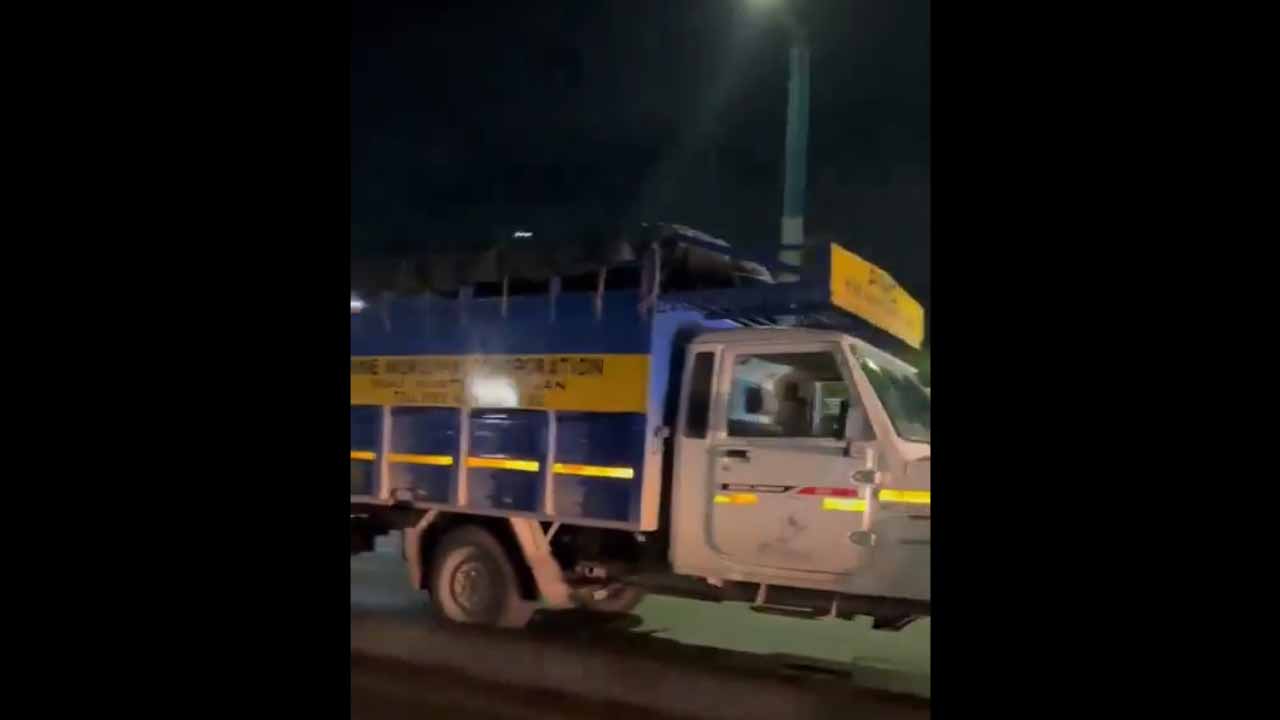 Reverse Gear: రివ‌ర్స్ గేర్‌లో డ్రైవ‌ర్‌లేకుండానే దూసుకెళ్లిన ట్ర‌క్కు.. వీడియో