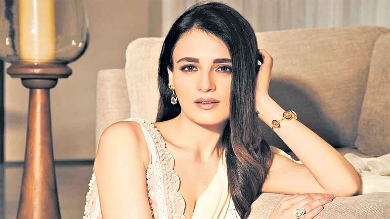 Radhika Madan | అందం కోసం ఆ పని చేయడం తప్పుకాదు: రాధికా మదన్‌