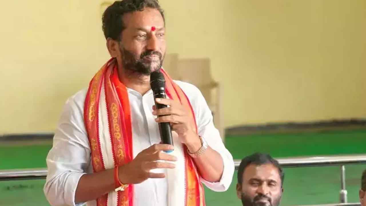 సీఎం తమ్ముడికో న్యాయం సెబీ చైర్‌పర్సన్‌కో న్యాయమా?