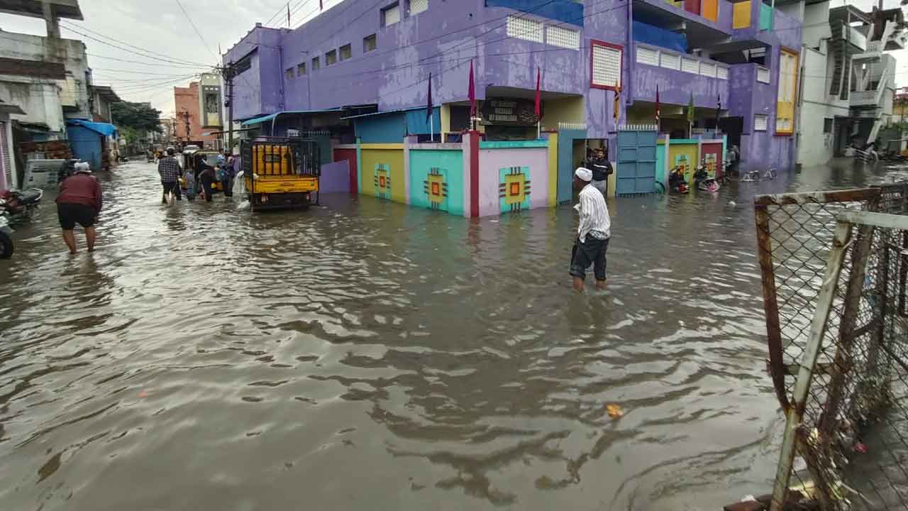 Heavy rain | నిజామాబాద్లో కుండపోత వర్షం.. వరద నీటిలో చిక్కుకున్న ఆర్టీసీ బస్సు